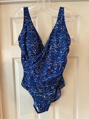 L.L. Bean Women's Shaping Swimwear Tanksuit One Piece Swimsuit Blue Leaves